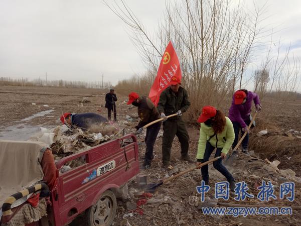 宣化镇:青年志愿者在环境卫生大整治行动中发