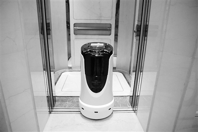 西北首台机器人酒店服务员亮相兰州 自己乘电