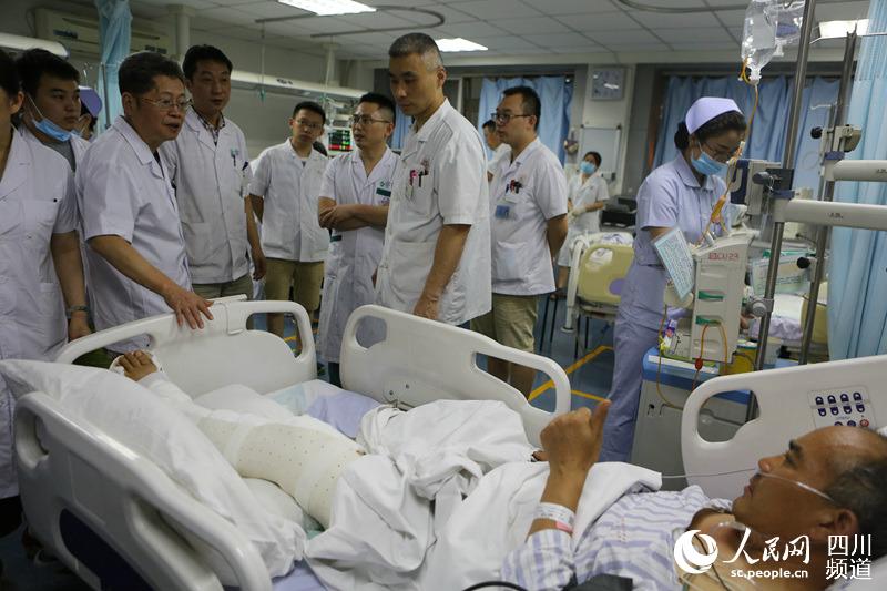 九寨沟地震伤员藏族病人由衷地为政府、为省医院竖起大拇指。（图片由四川省人民医院提供）