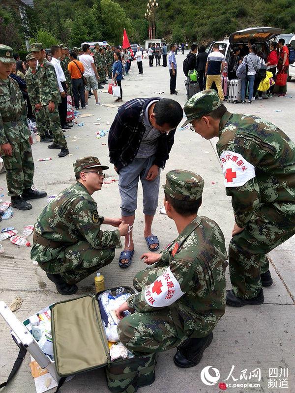 武警四川总队成都分院阿坝卫生队到抗震救灾一线巡诊送药。（王本龙 摄）