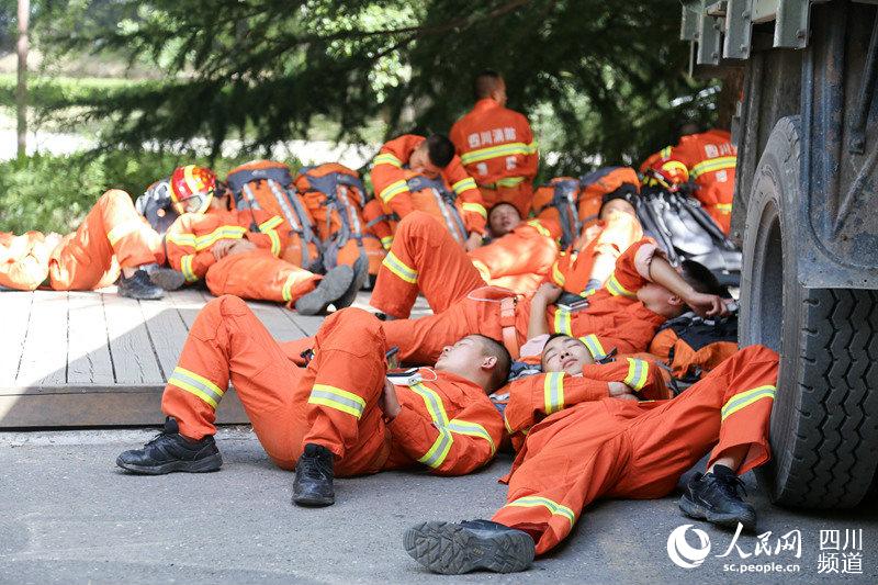 那些席地而睡的消防战士们。（朱虹 摄）