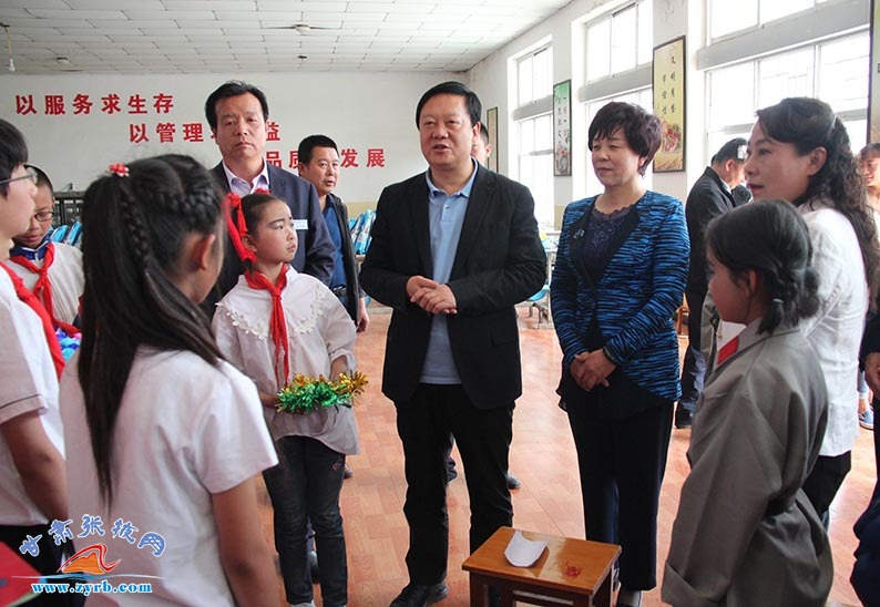 杨维俊在甘州区调研脱贫攻坚等工作并慰问农村留守儿童 