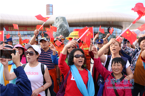 张掖消防救援支队真人秀闪现七彩丹霞庆祝中华人民共和国成立70周年