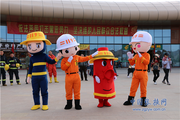 张掖消防救援支队真人秀闪现七彩丹霞庆祝中华人民共和国成立70周年