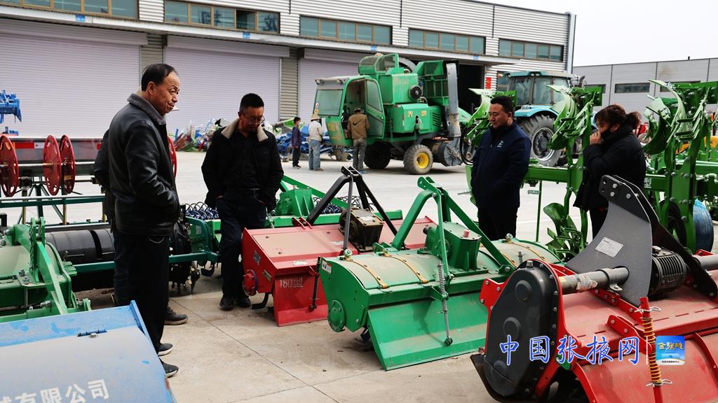 【组图】甘肃张掖：农机热销助春耕