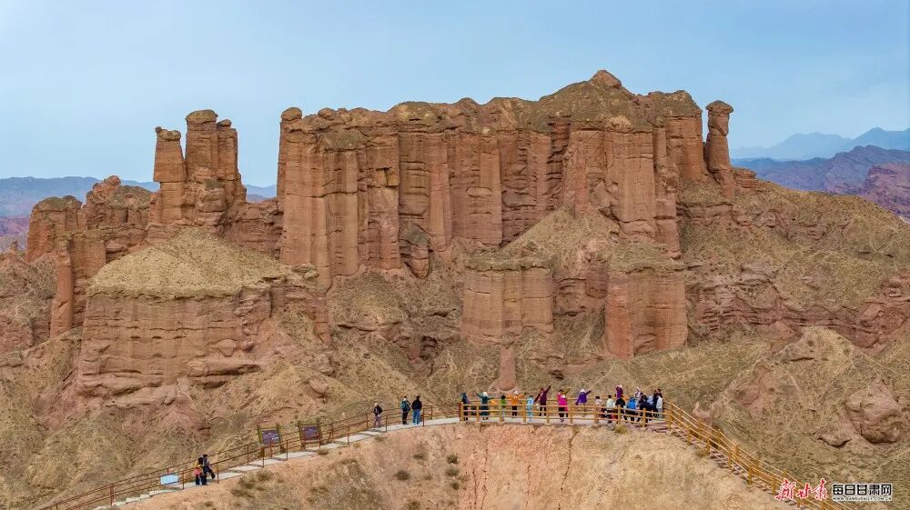 张掖：春日肃南冰沟丹霞迎客来